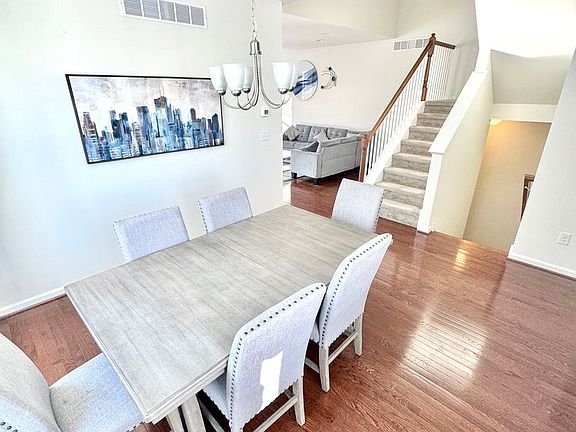 5th image of 370 Redclover Ln