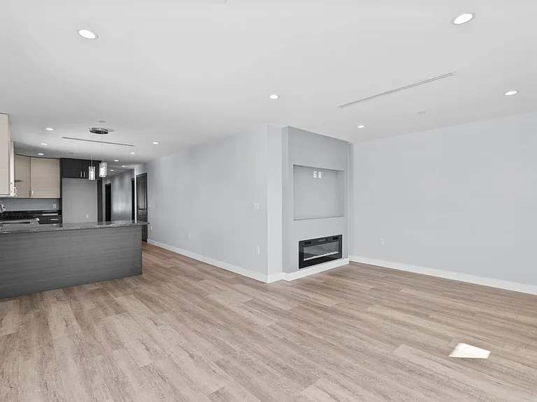 10032 Commerce Ave #4 — Photo 12