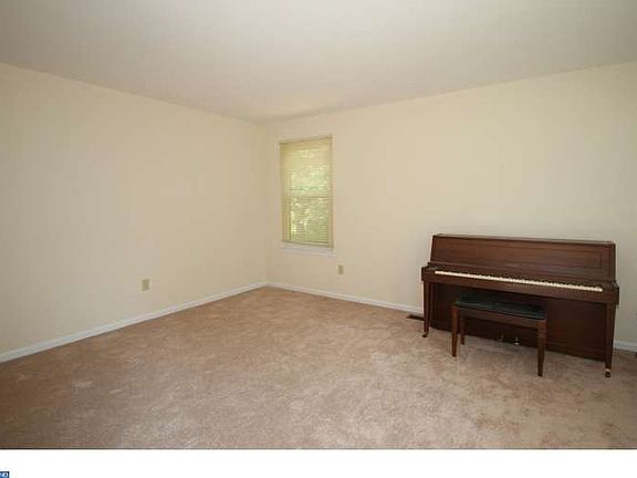 5th image of 871 Lincoln Ave