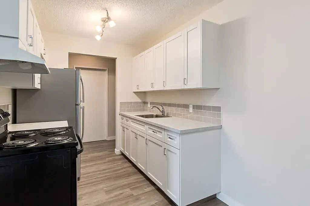Hillview Apartments — Photo 1