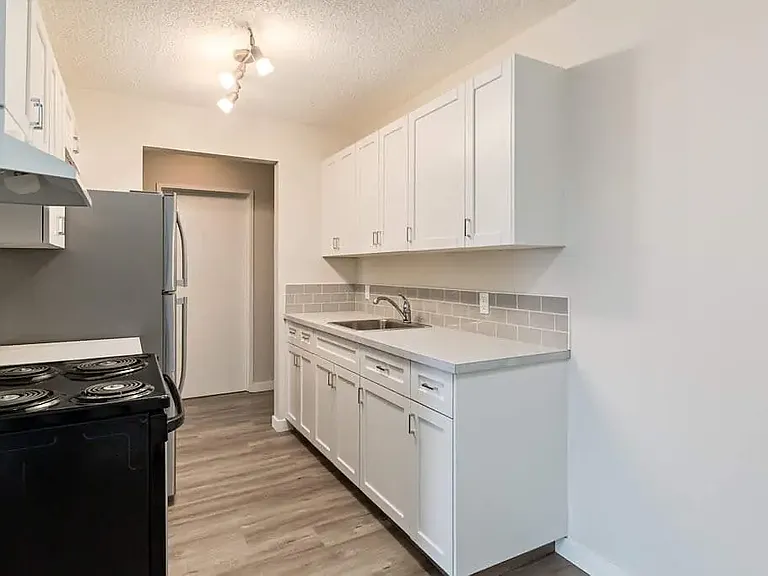 2327 Crestwood Dr SE — Photo 1