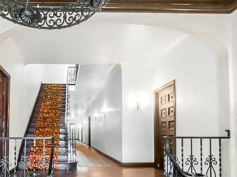 180 S Sycamore Ave #201 — Photo 17