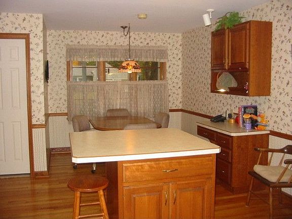 Wood floors & center island