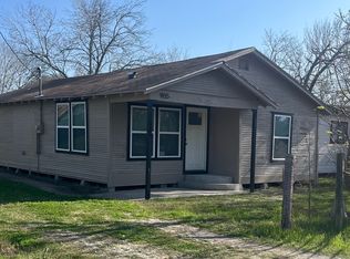905 Martin Luther King Dr, Edna, TX 77957