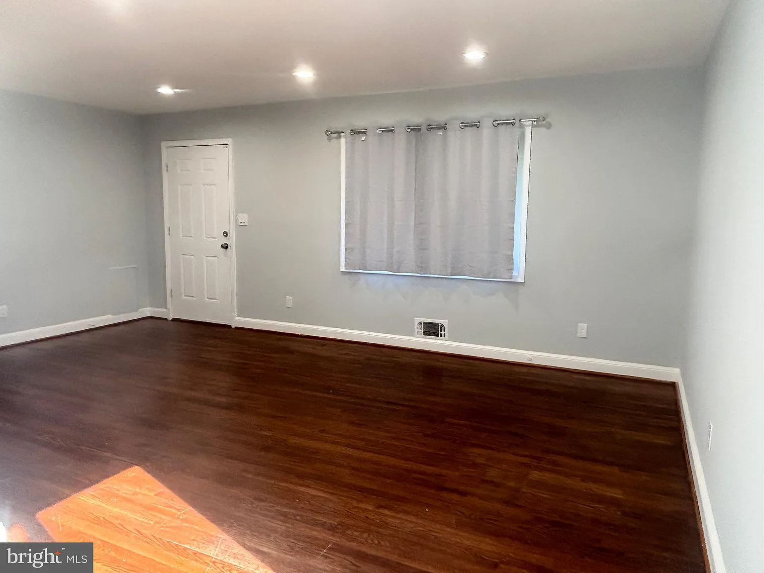 4 bed, 2.0 bath, 1872 sqft, $2,800 — Photo 4