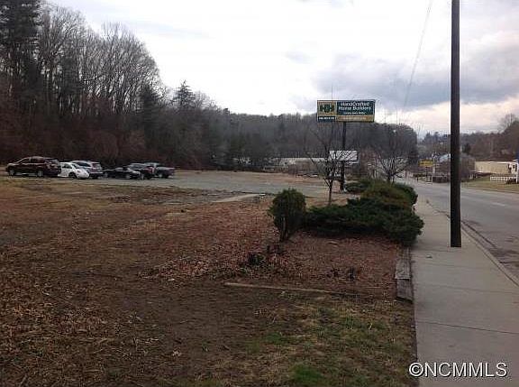 3rd image of 1590 Patton Ave