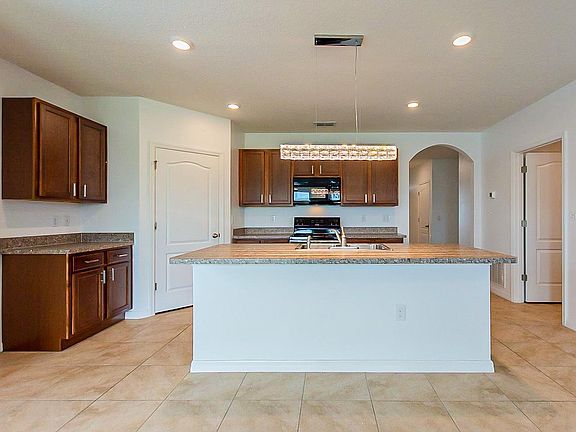 4th image of 909 Shady Tree Ln