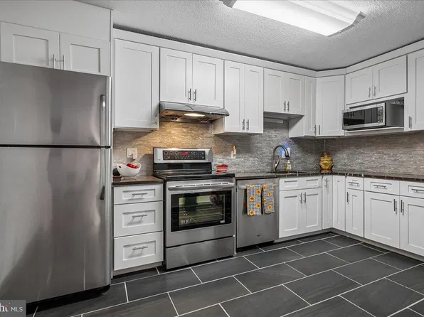 8380 Greensboro Dr APT 211, McLean, VA 22102