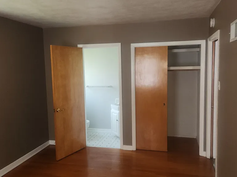 Knollshire Dr — Photo 12