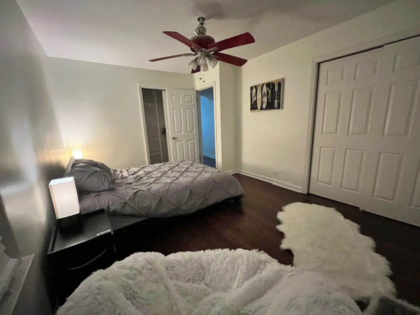 Cozy, modern, & Steps to Shops! Pet friendly too! — Photo 2