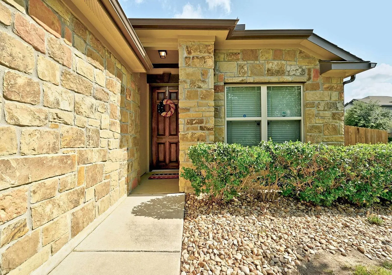 Charming 3/2 in Garlic Creek | Corner Lot | Move-In Ready — Photo 4