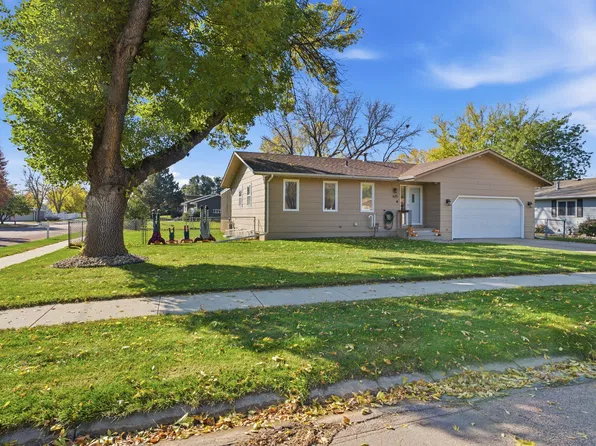625 E 13th Ave, Mitchell, SD 57301