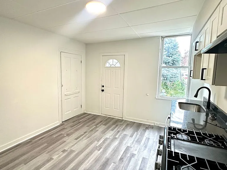 245 Ella St — Photo 2