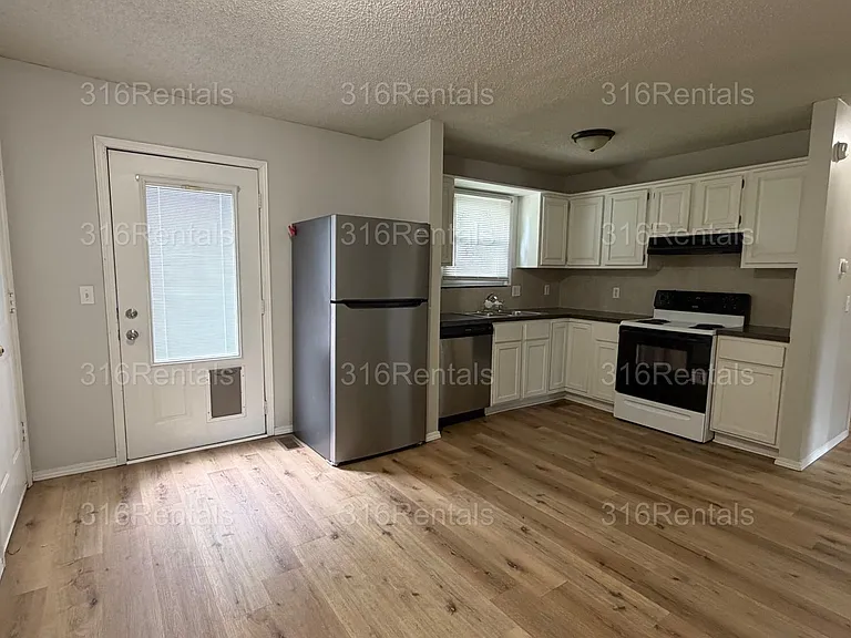 501 W Clark Ave — Photo 4