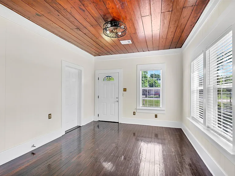 204 Kerry Rd — Photo 5