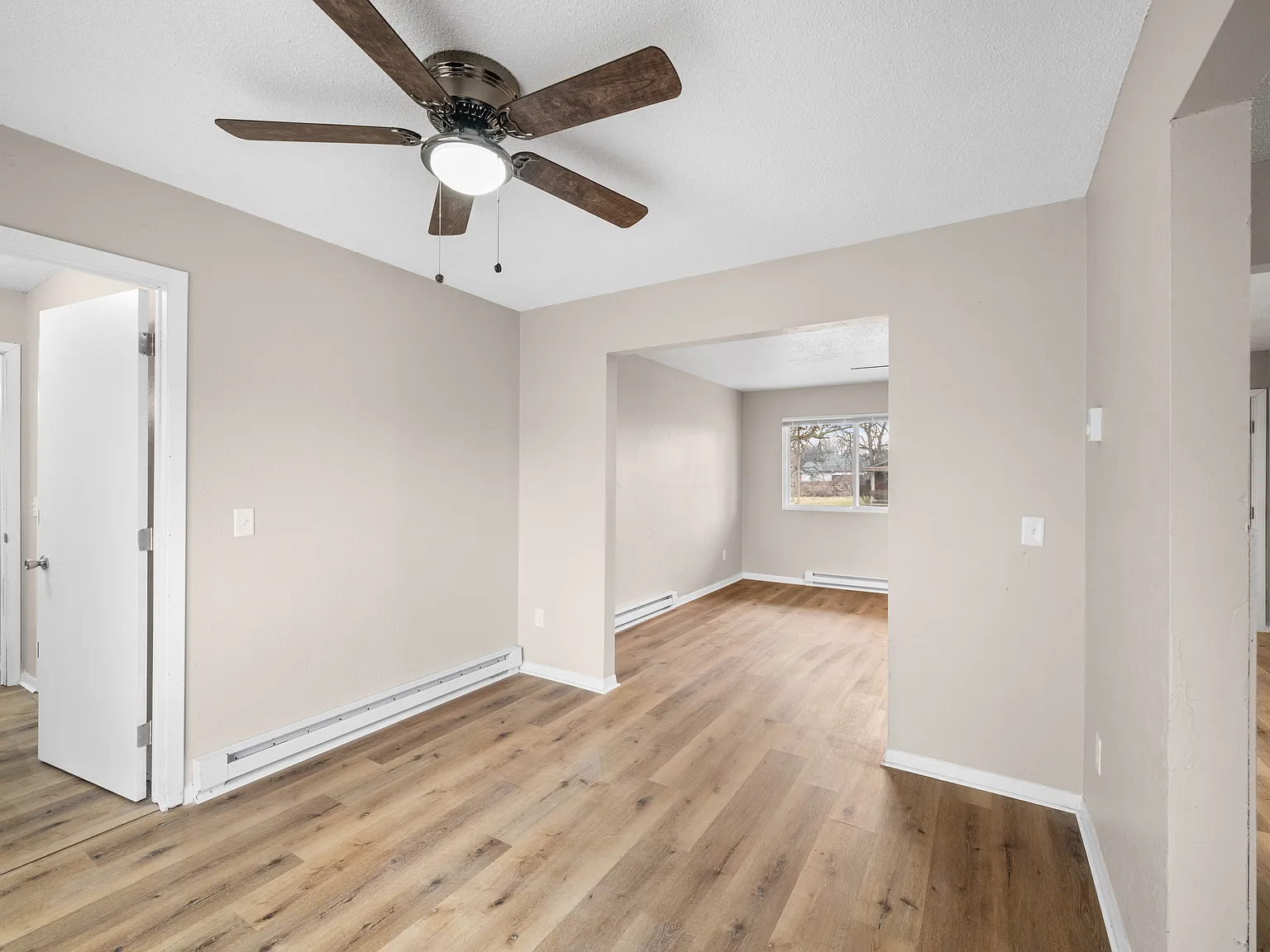 3 bed, 1.5 bath, 1040 sqft, $1,300 — Photo 4