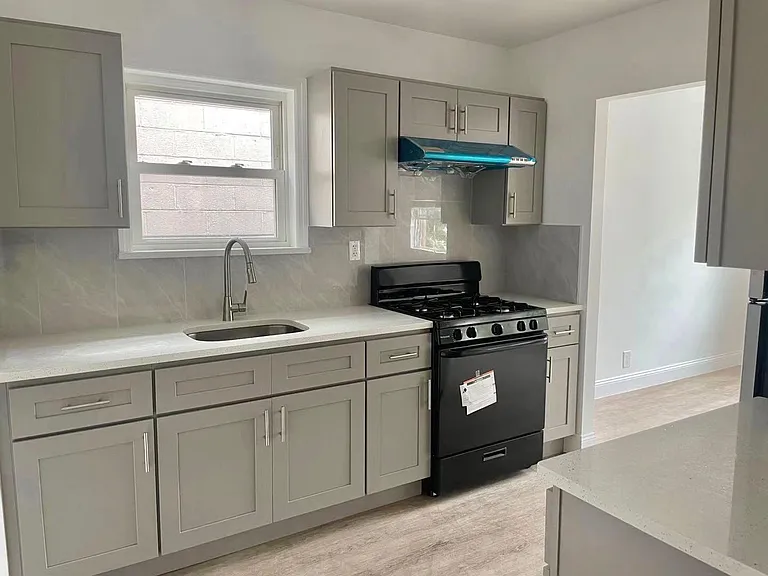 20-14 Utopia Pkwy #2 — Photo 3