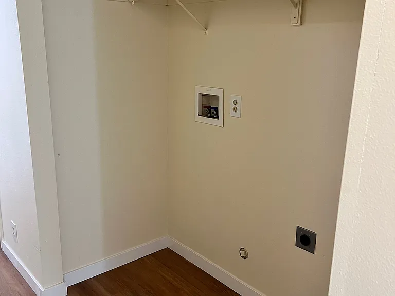 435 NE Clay Ave — Photo 7