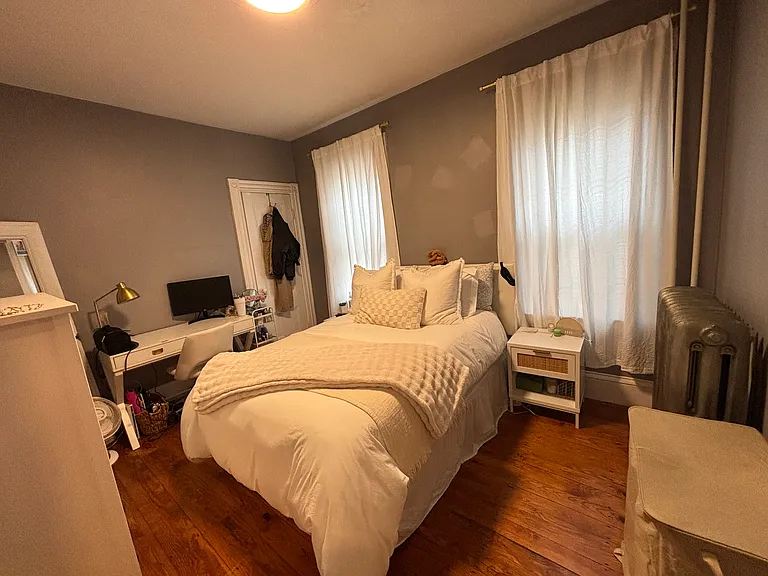 671 E 8th St #1 — Photo 4