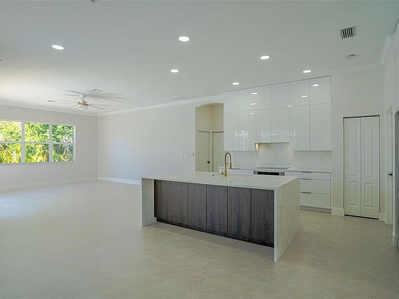 5th image of 629 Sawgrass Bridge Rd