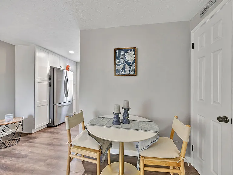 742 S Poplar St — Photo 4