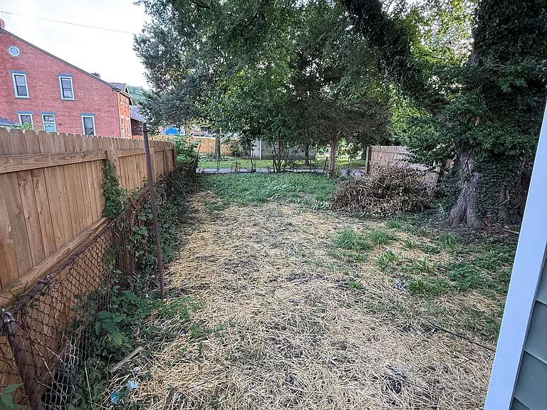 2017 Russell St — Photo 17