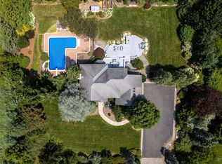 196 S Country Rd, Remsenburg, NY 11960