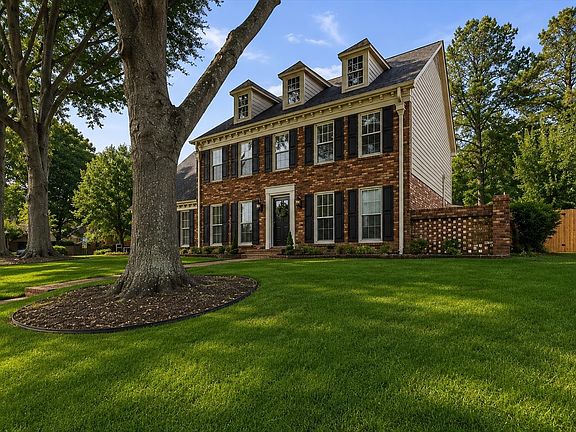 3rd image of 8172 Hampton Grove Ln