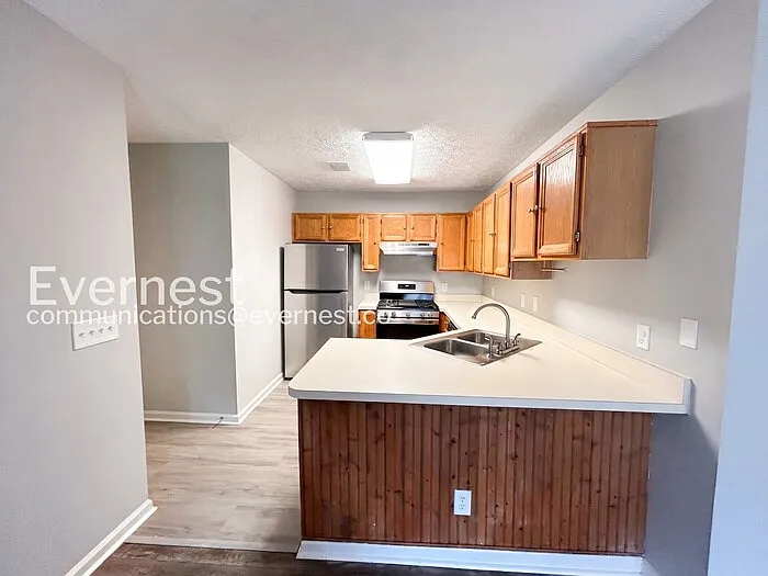1336 Yorkshire Ln — Photo 4