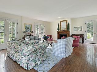 1045 W Summerfield Dr, Lake Forest, IL 60045