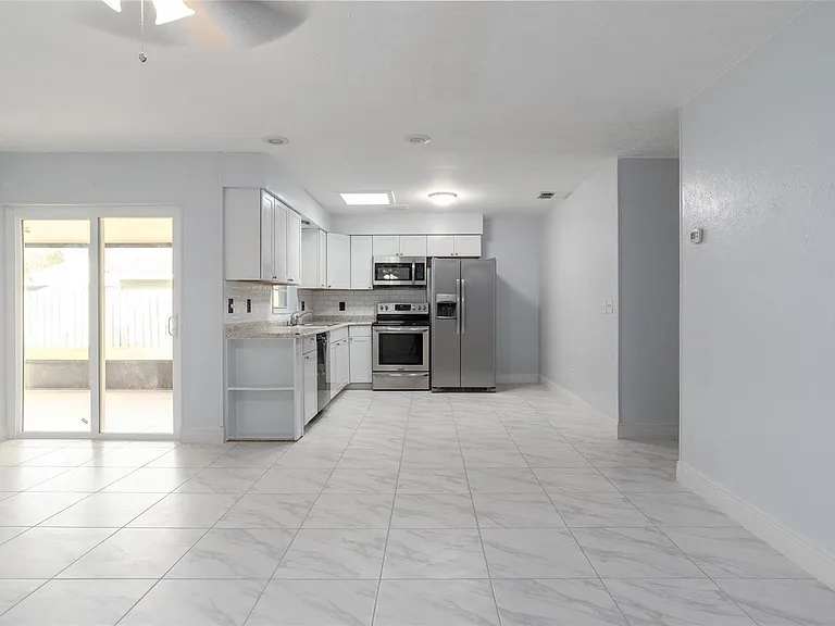 Dining area to kitchen