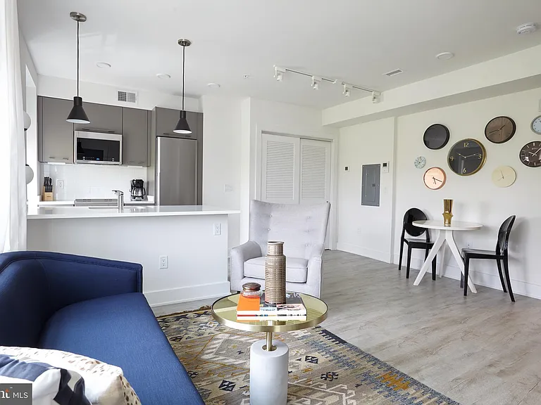 816 Potomac Ave SE #401 — Photo 2