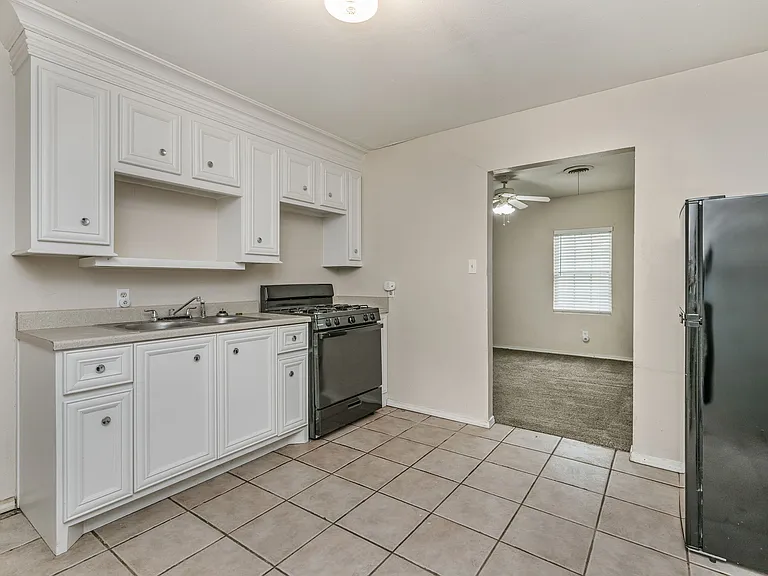 819 N Apache St #B — Photo 7