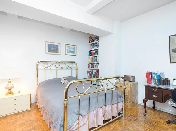 235 E 49th St APT 4C, New York, NY 10017
