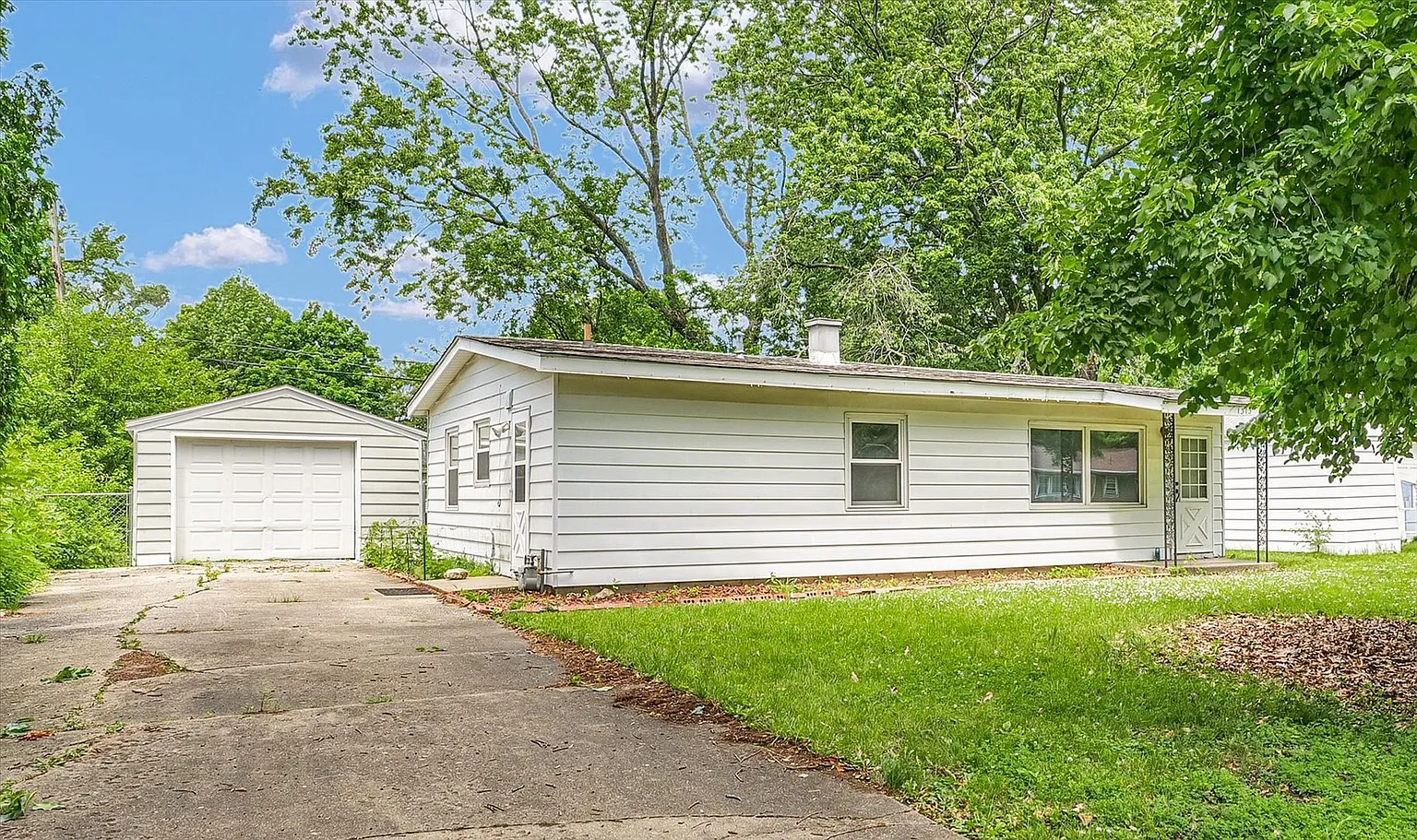 1313 Hollycrest Dr photo 1