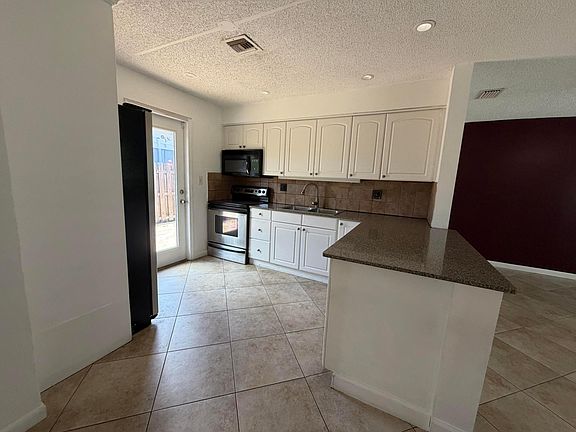 4th image of 4250 NE 12th Avenue