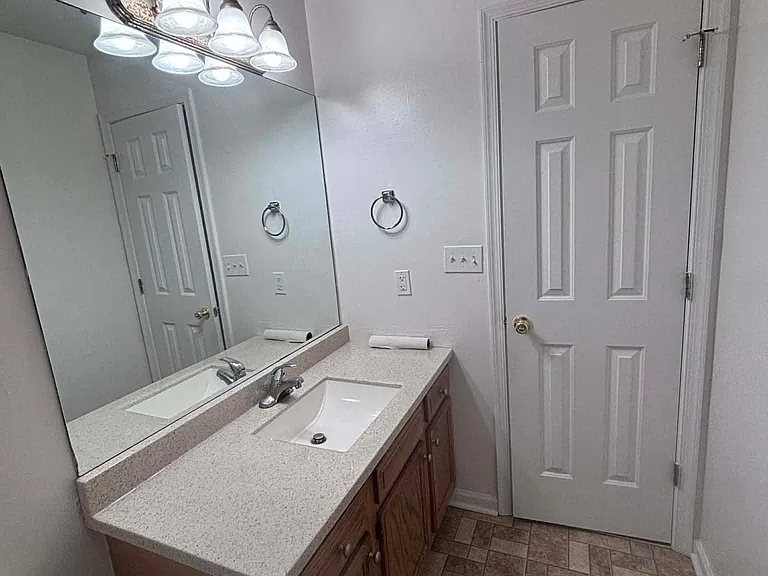 102 Jeremiah Ct — Photo 31