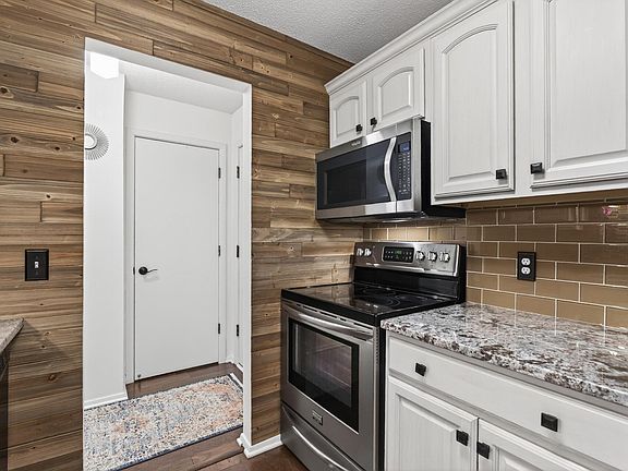 3rd image of 215 Barry Ave S APT 216