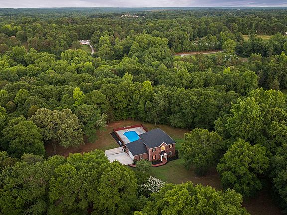 3rd image of 453 Circle Rd