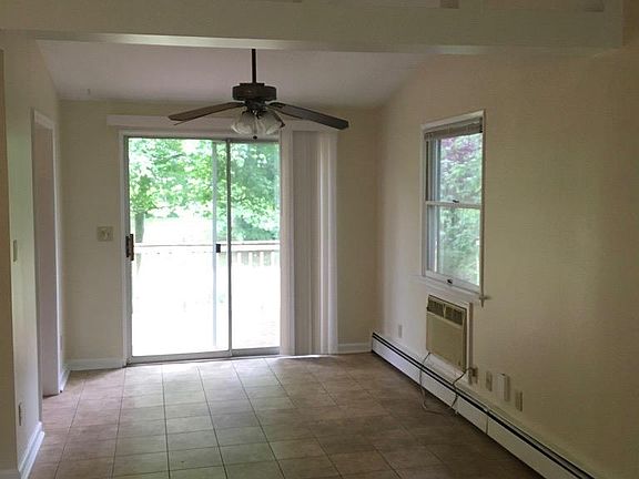 Eat in area from den