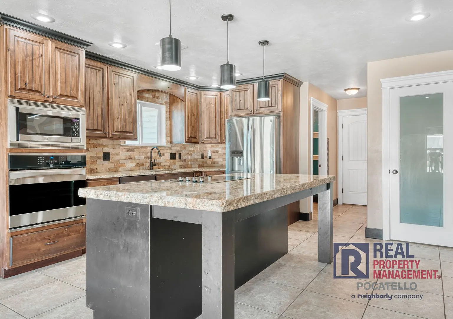 Beautiful - Elegant - 5 Bedrooms - 3 Car - 3,700 sq ft - Home for rent — Photo 4