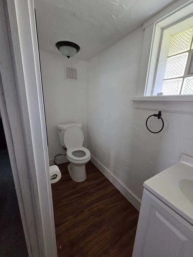 Spacious 5-Bedroom Unit in a Charming Property Available Now! — Photo 3