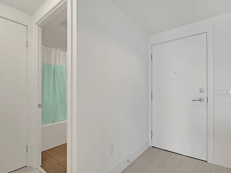 525 Adelaide St W — Photo 18