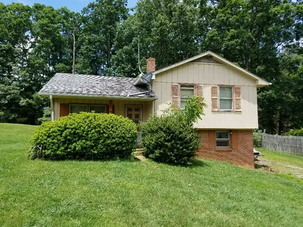 77 Amelia Ln, Hillsville, VA 24343