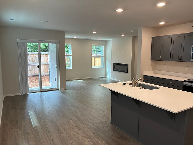 1104 SE 193rd Pl — Photo 2