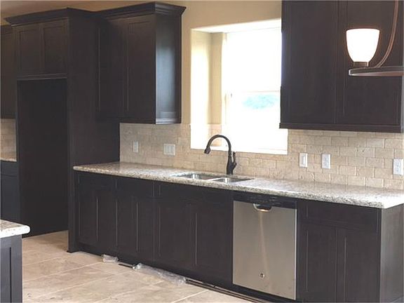 5th image of 576 Diamond Dr