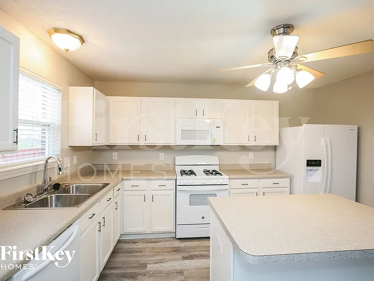 8775 N Springview Dr — Photo 5