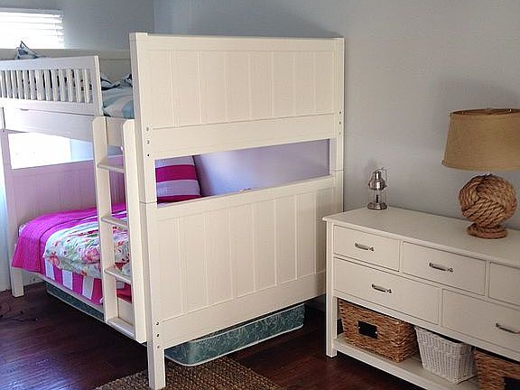 2 full bunkbeds in bedroom