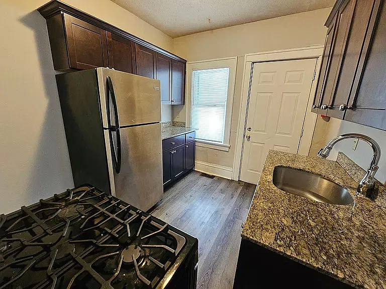 1 bed, 900 sqft, $1,200 — Photo 3