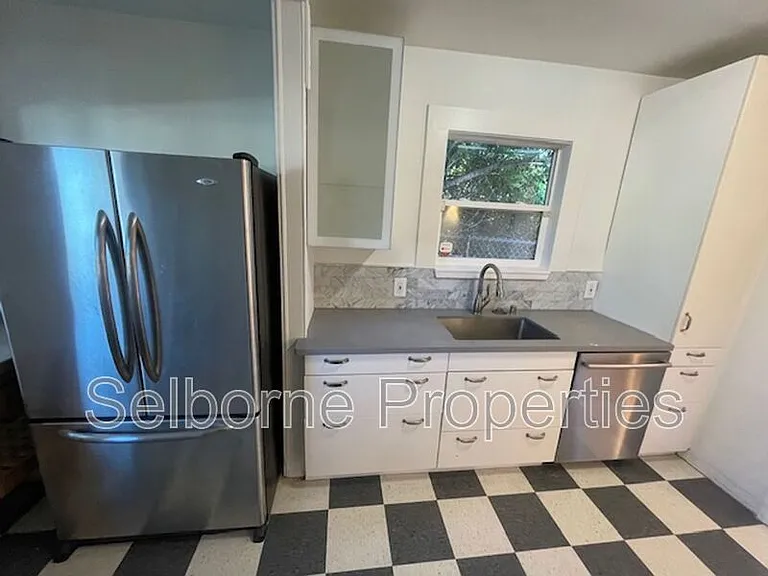 1424 E 20th St — Photo 5